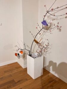 Gekleurde vogelsculpturen in galerijhal - Bergen op Zoom