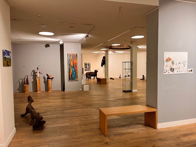 Kunstgalerij met moderne sculpturen en schilderijen - Bergen op Zoom