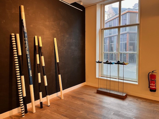 Kleurrijke vogelbeeldhouwwerken in moderne galerij - Bergen op Zoom