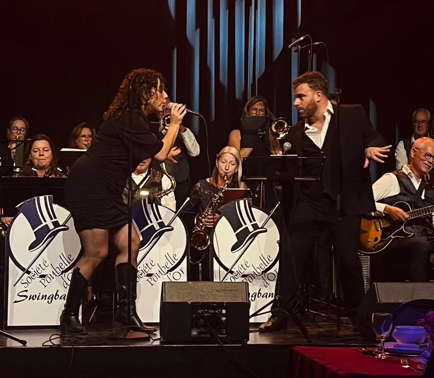 Muzikanten optreden met swingband op toneel - Bergen op Zoom