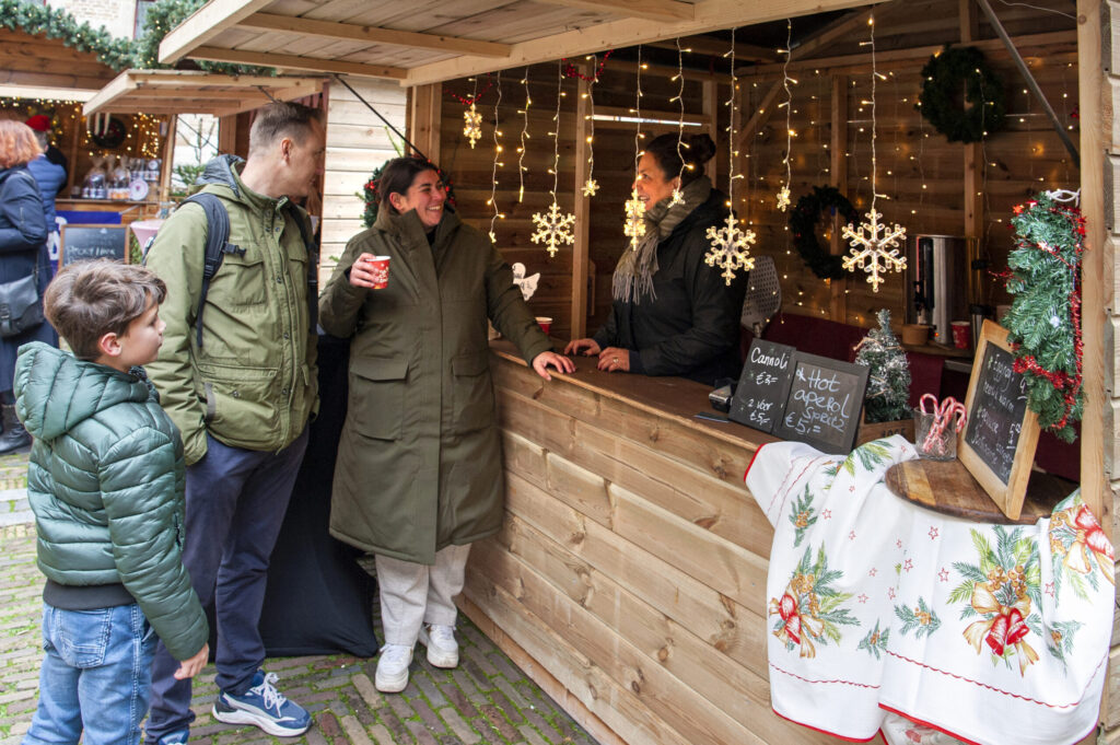 Gezellig kerstkraampje op wintermarkt - Bergen op Zoom