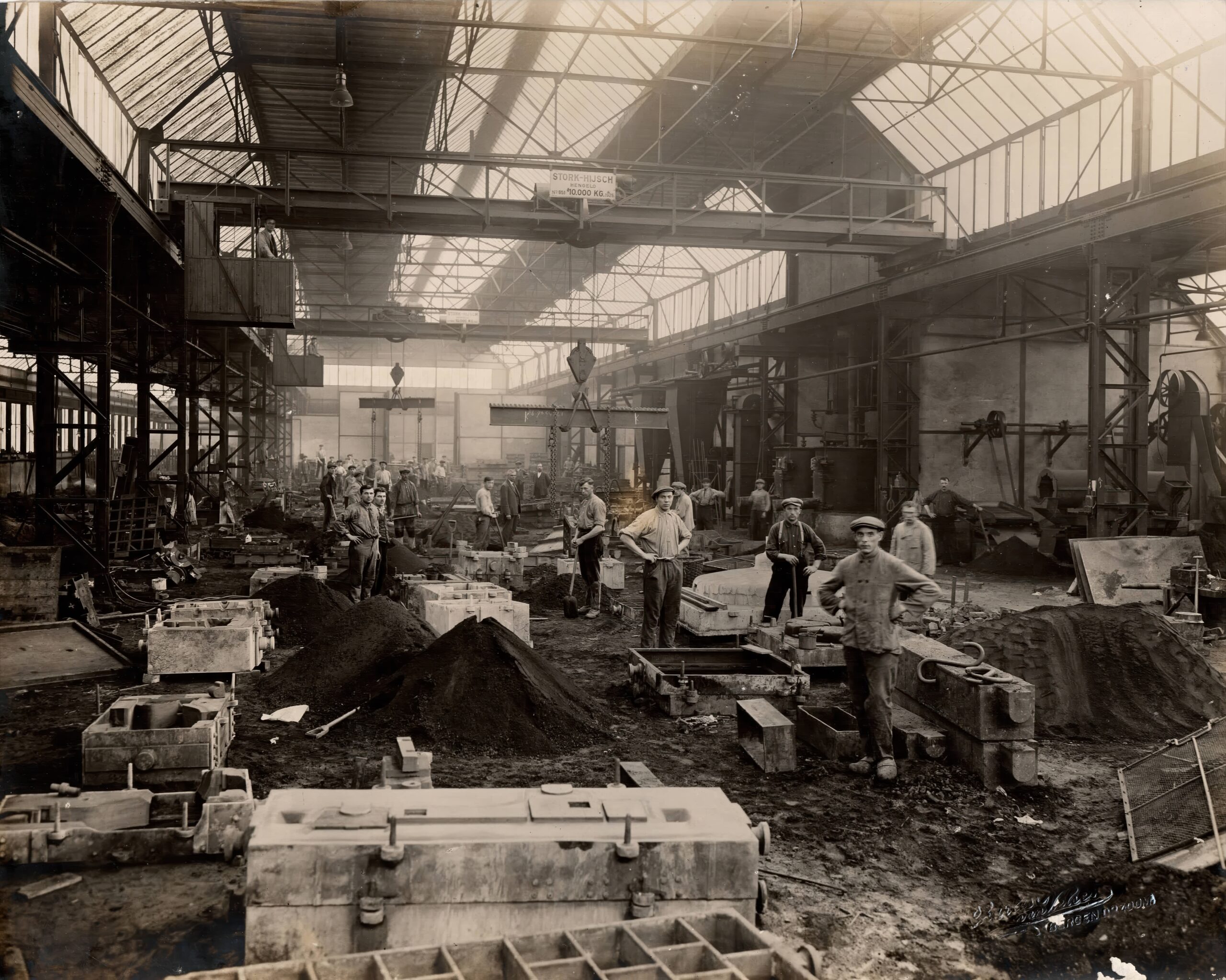 Fabrieksarbeiders in grote hal tijdens productie - Bergen op Zoom