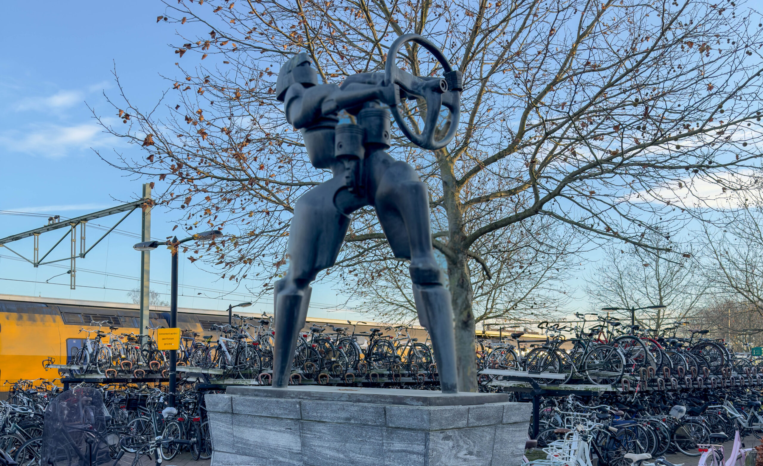 Modern kunstbeeld met fietsen op achtergrond - Bergen op Zoom