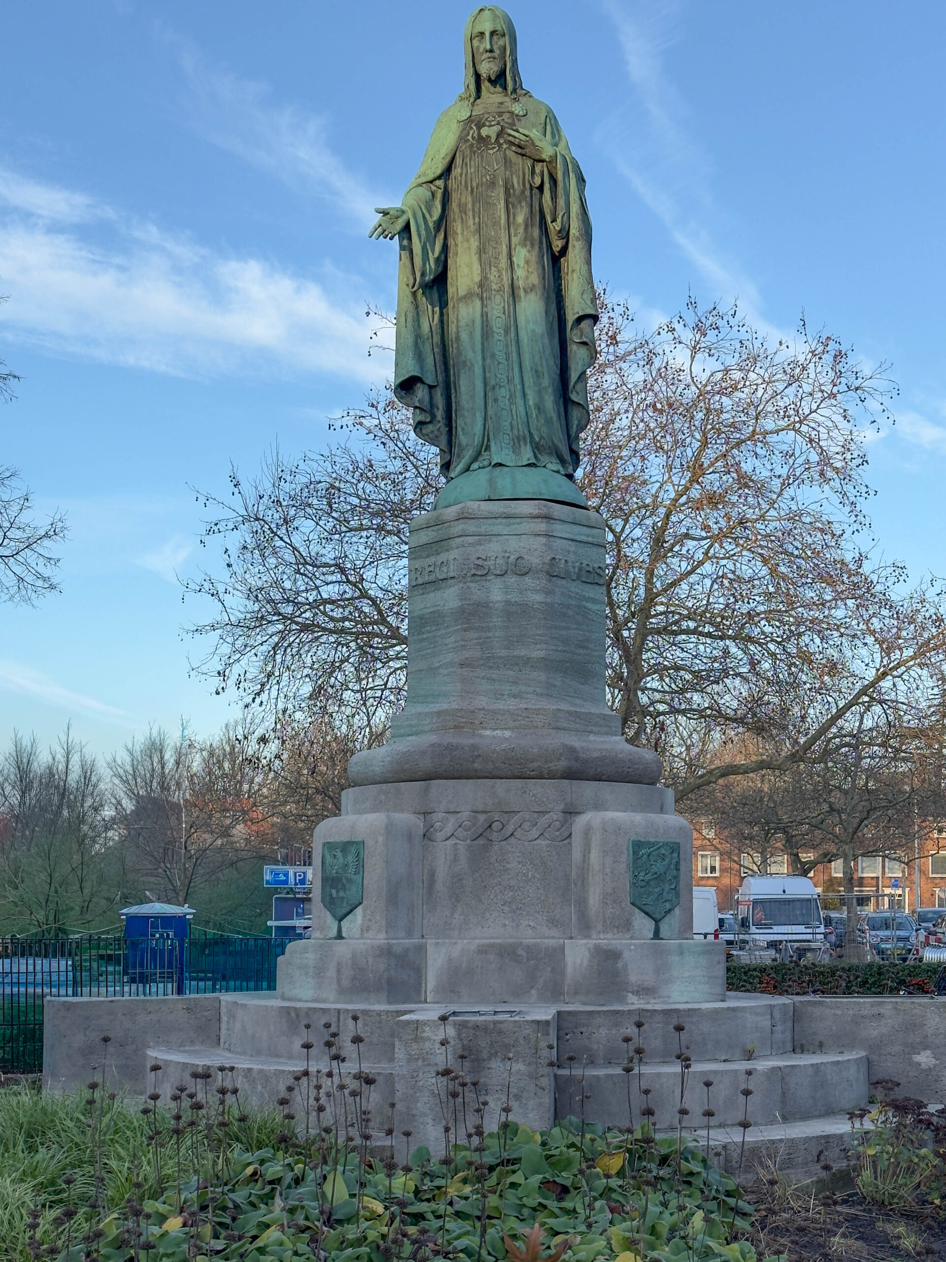 Standbeeld van vrouw op stenen voetstuk - Bergen op Zoom