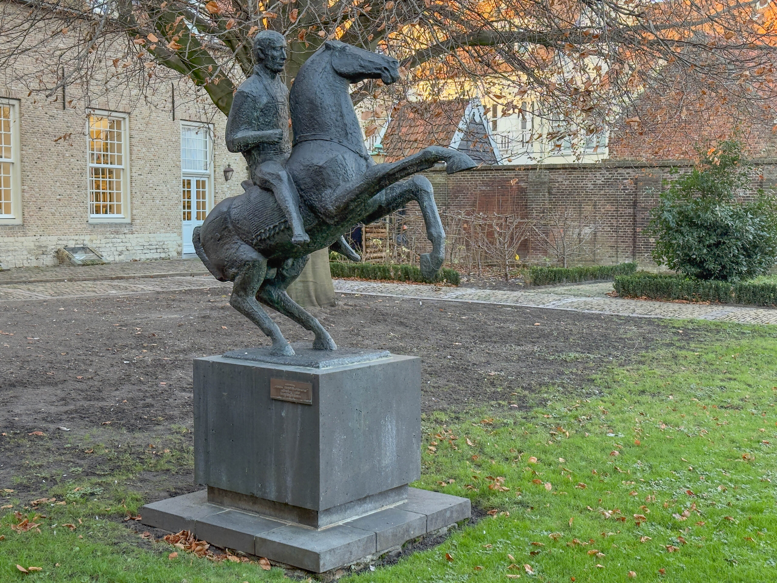 Standbeeld van ruiter op paard in park - Bergen op Zoom