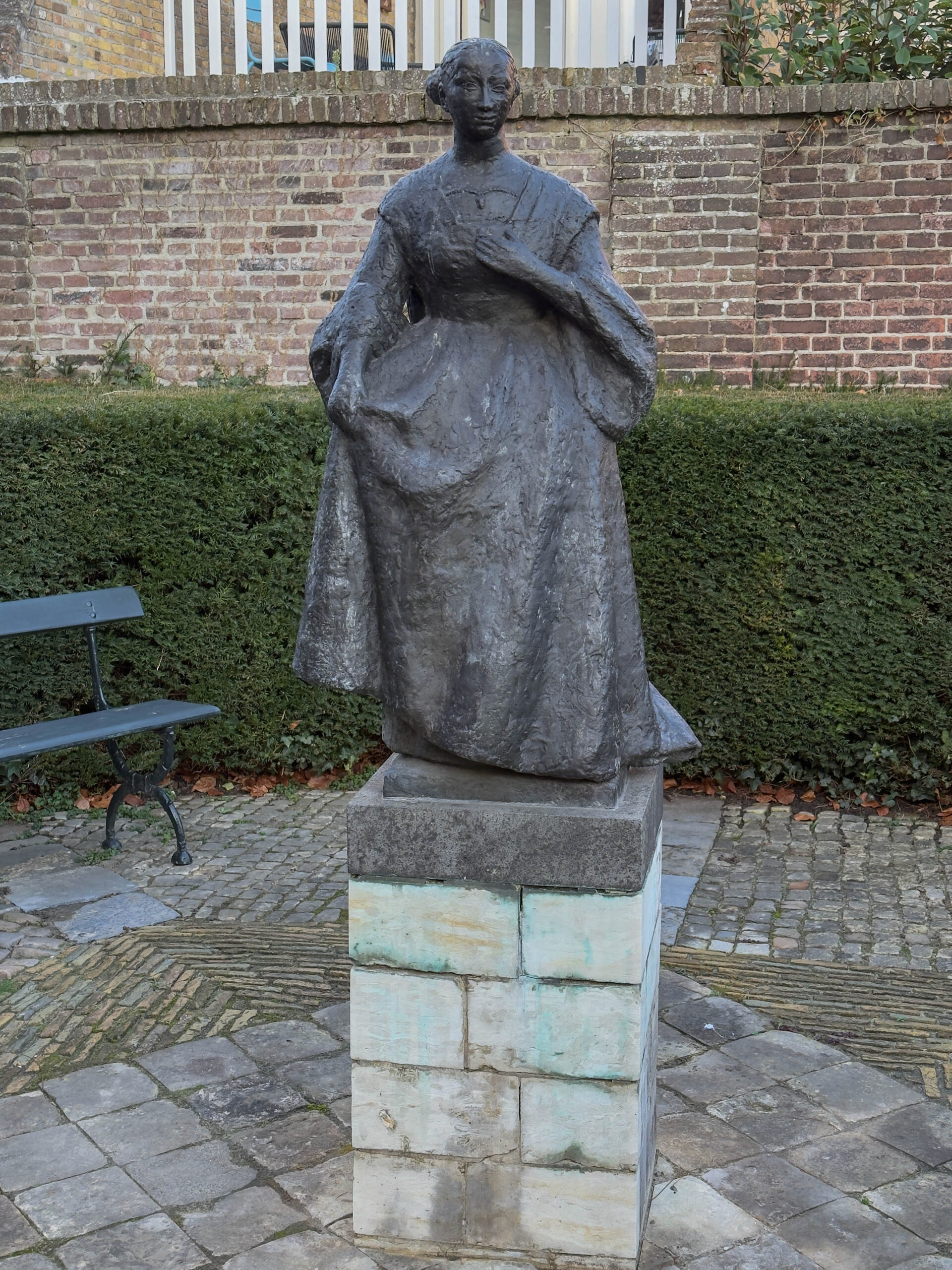 Standbeeld van vrouw in historische kleding - Bergen op Zoom