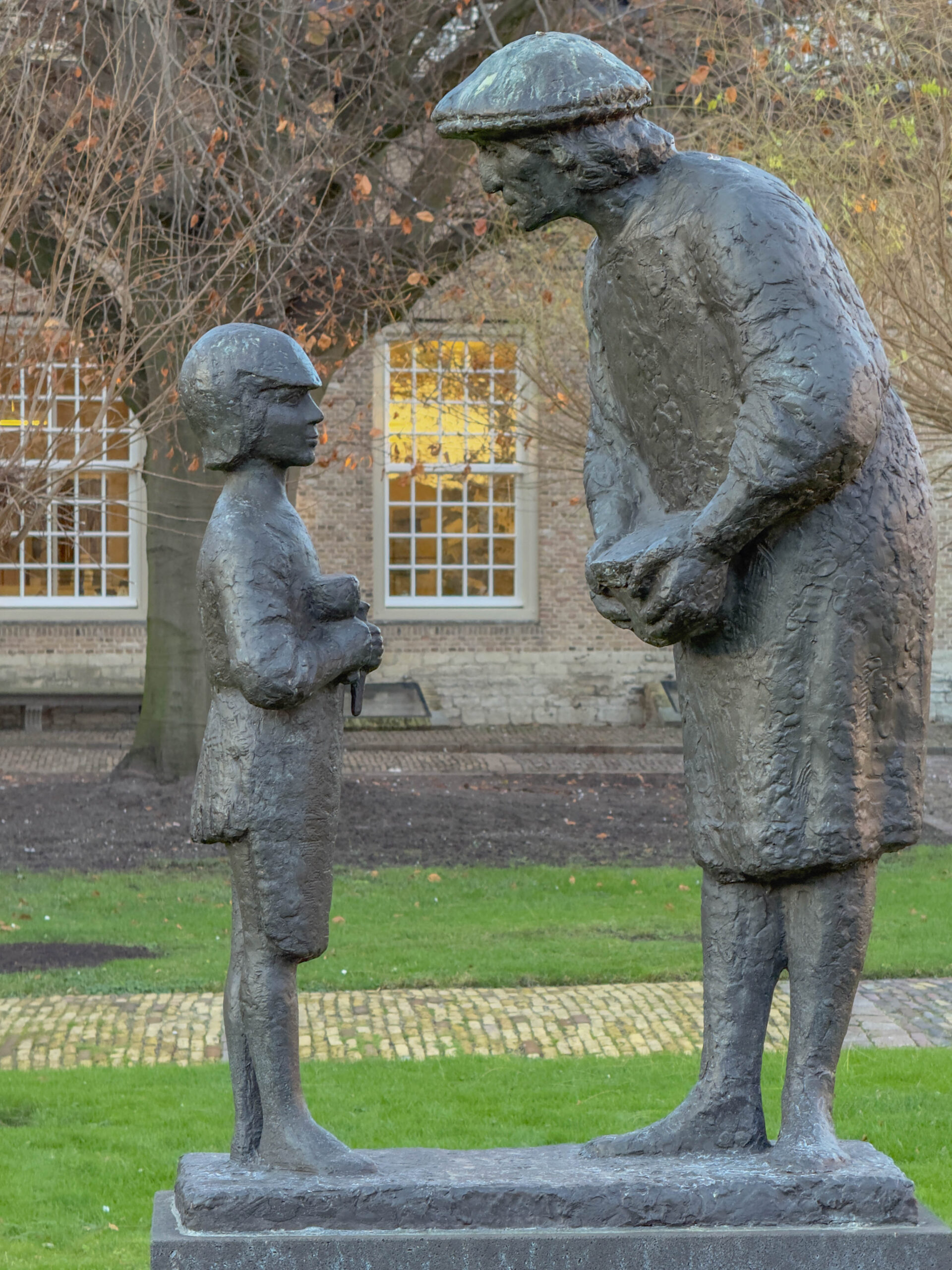 Standbeeld van twee mensen in gesprek - Bergen op Zoom