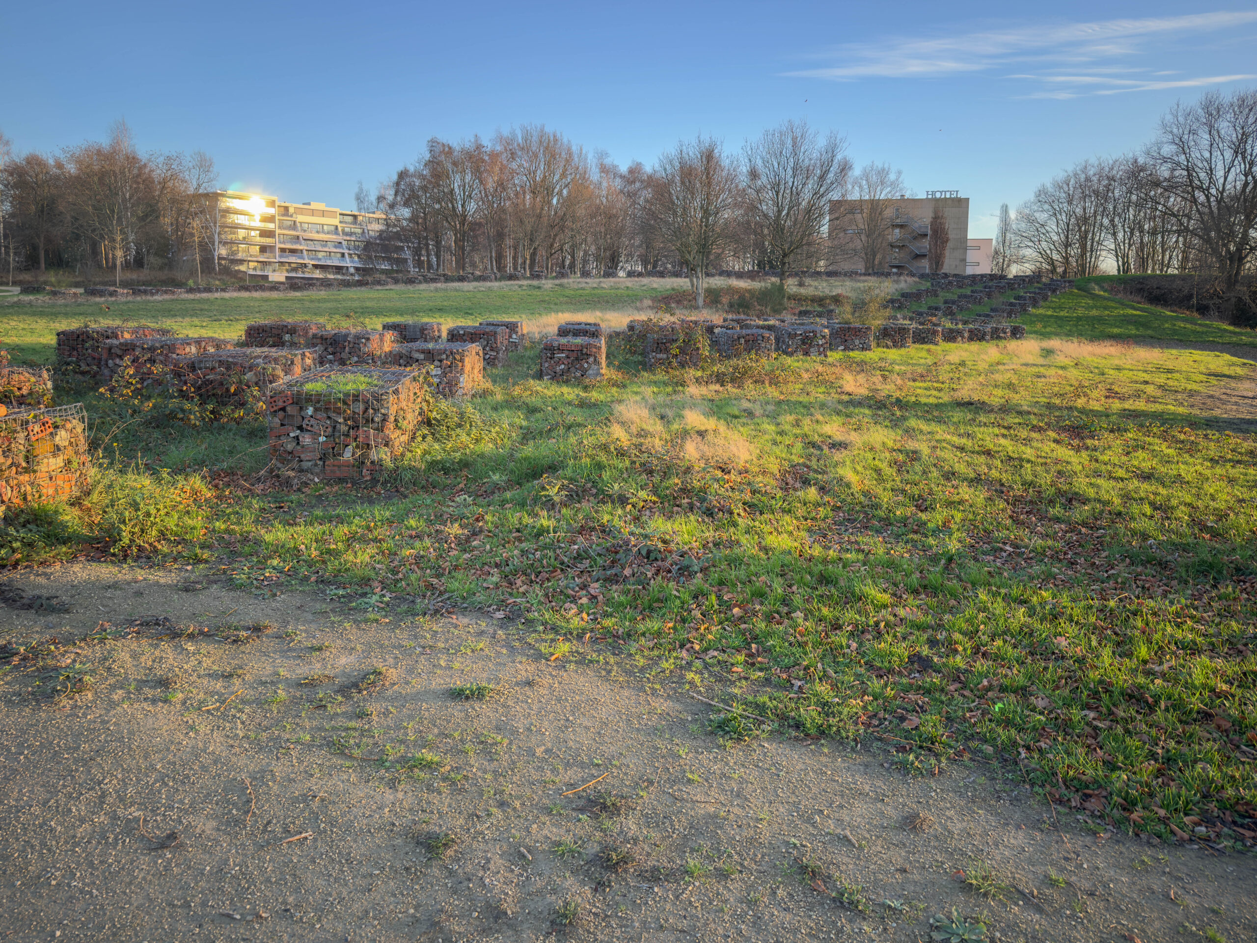 Oud fort met gras en bomen - Bergen op Zoom