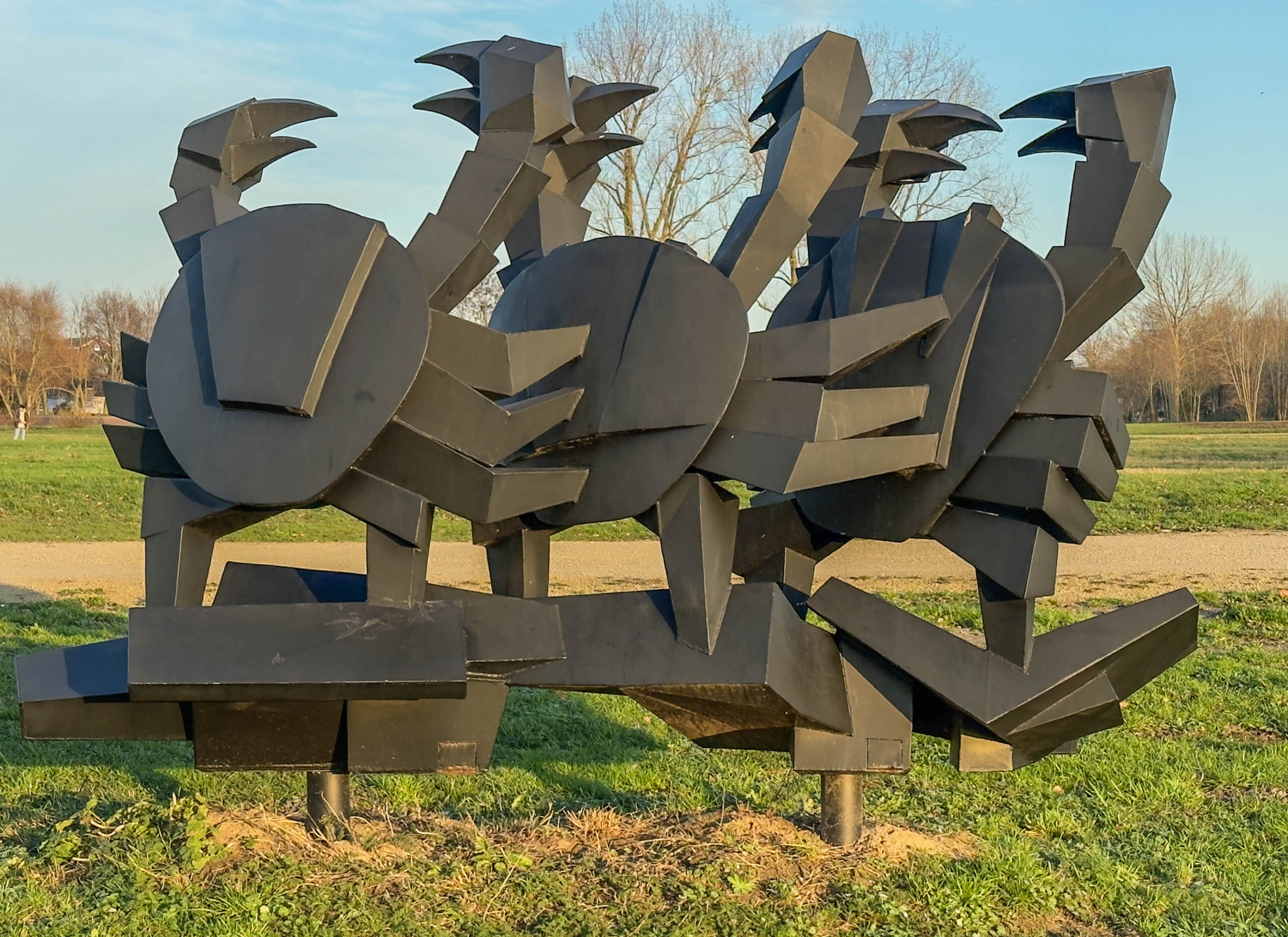Zwarte sculptuur van krabben in het park - Bergen op Zoom