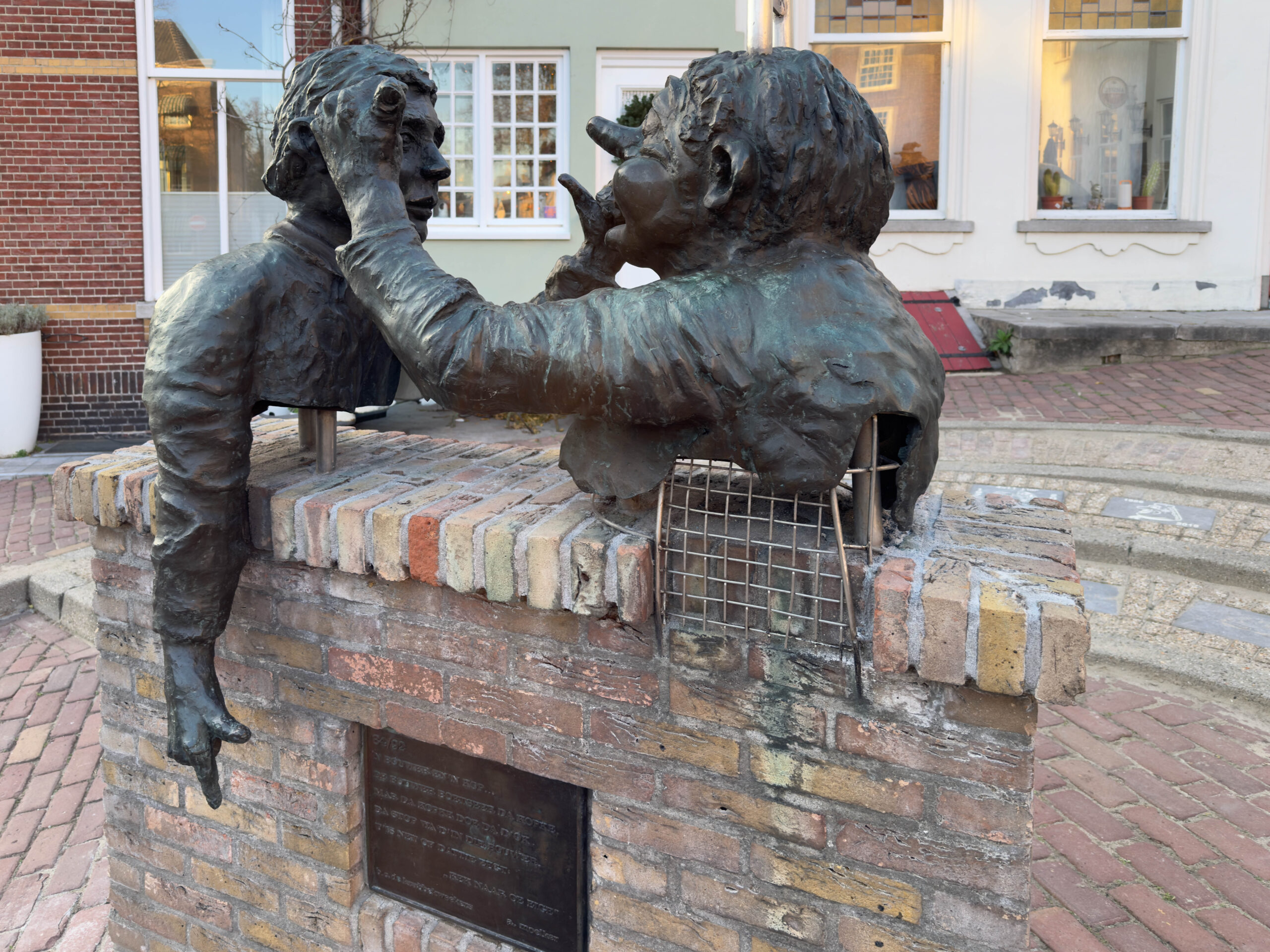 Bronzen standbeeld van twee figuren - Bergen op Zoom