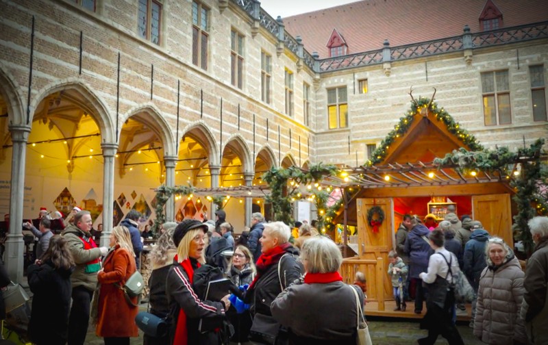 Drukke kerstmarkt in historische binnenplaats - Bergen op Zoom