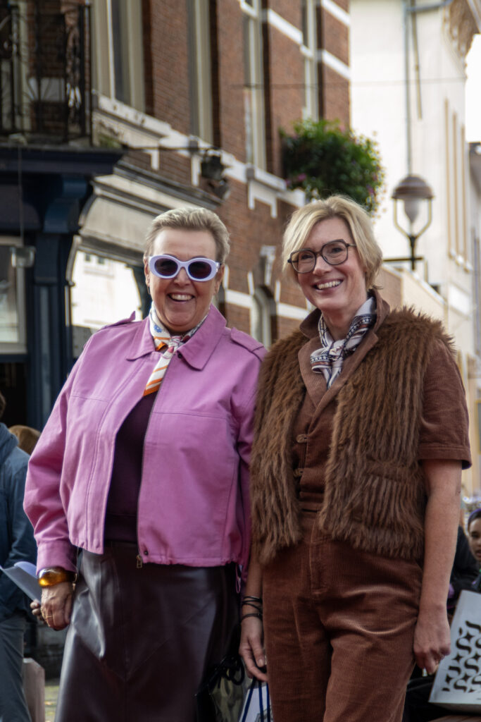 Twee lachende vrouwen op straat - Bergen op Zoom