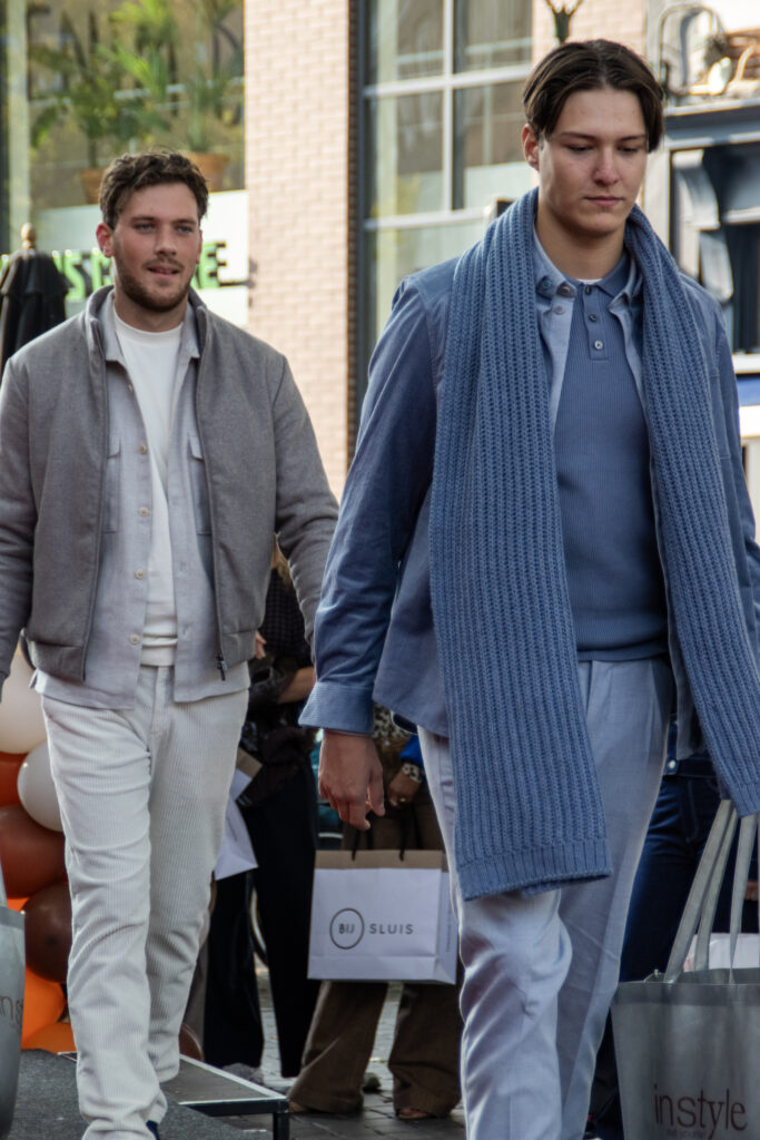 Twee mannen wandelen in een winkelstraat - Bergen op Zoom