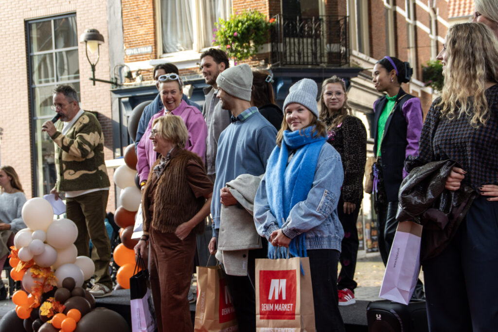 Mensen genieten van evenement op zonnige dag - Bergen op Zoom