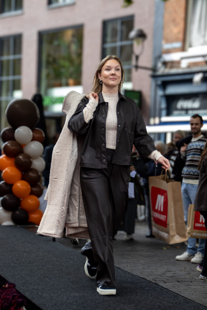 Moderne modeshow met model op catwalk - Bergen op Zoom