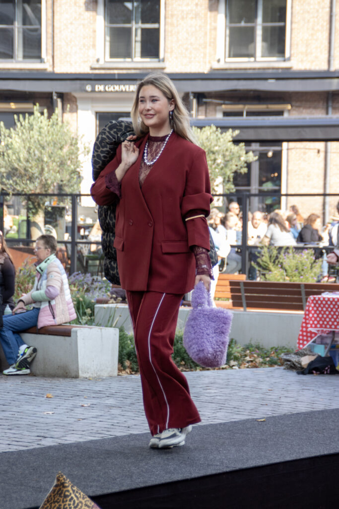 Vrouw loopt in modieuze outfit - Bergen op Zoom