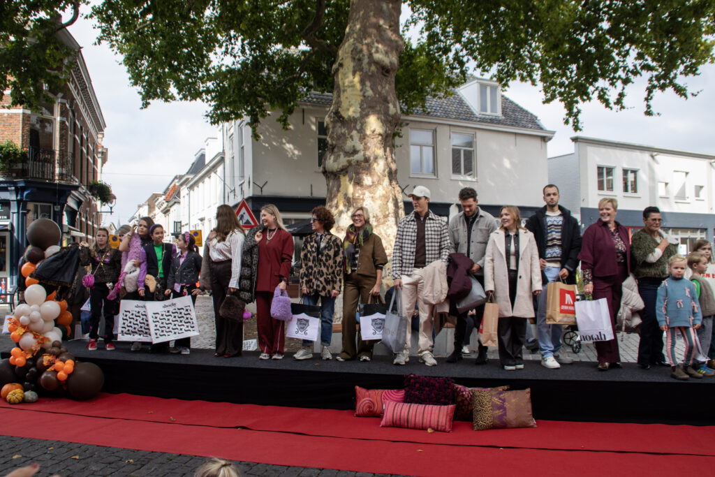 Groep mensen poseert op modeshow catwalk - Bergen op Zoom