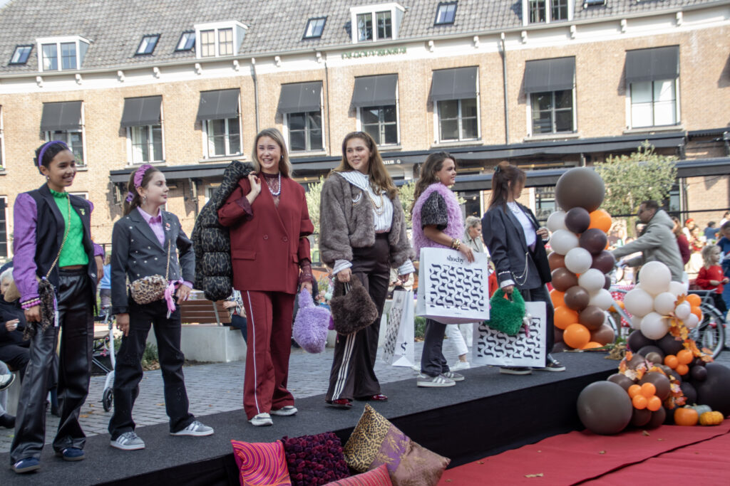 Modeshow op straat met modellen - Bergen op Zoom