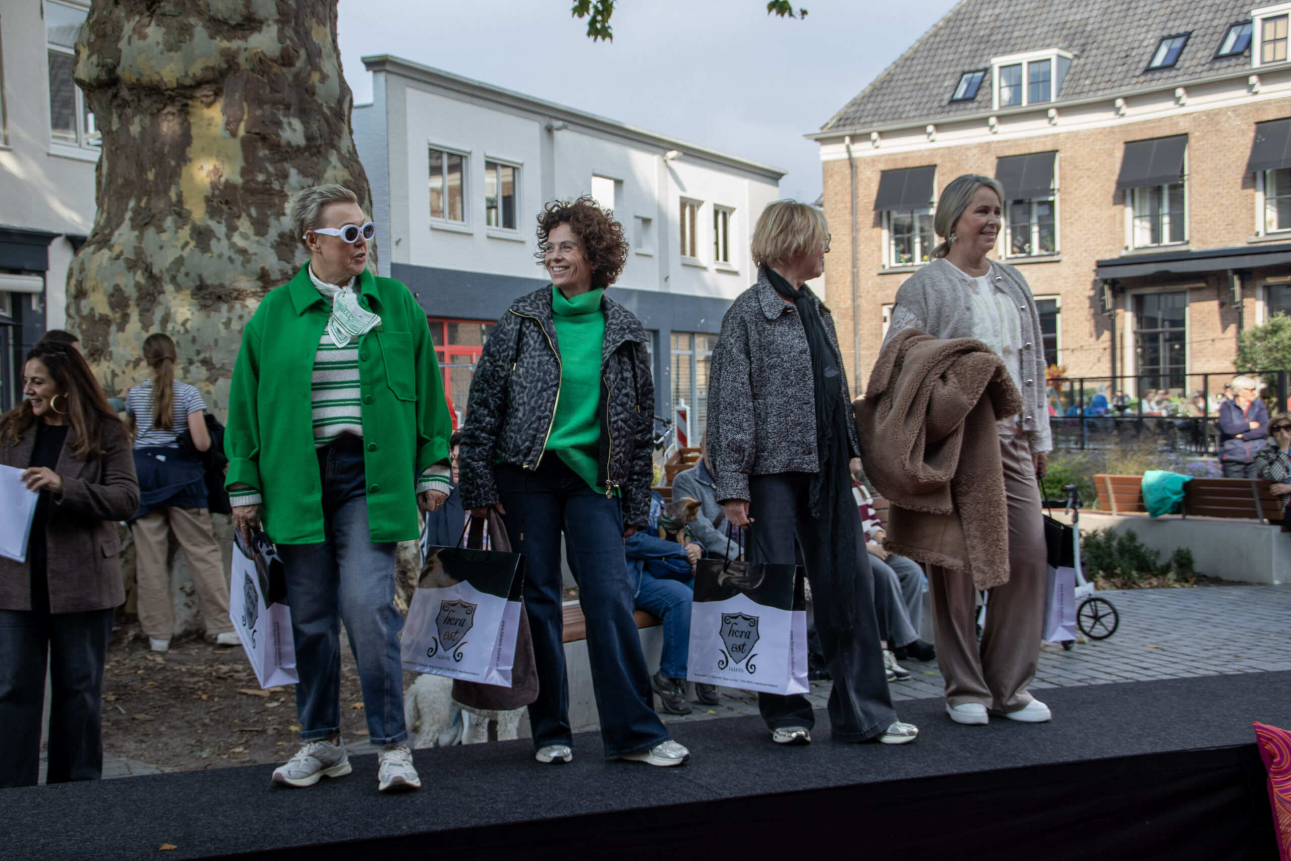 Mensen tonen mode op een catwalk - Bergen op Zoom