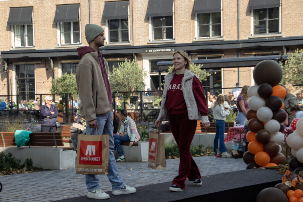 Twee modellen op een modeshow catwalk - Bergen op Zoom