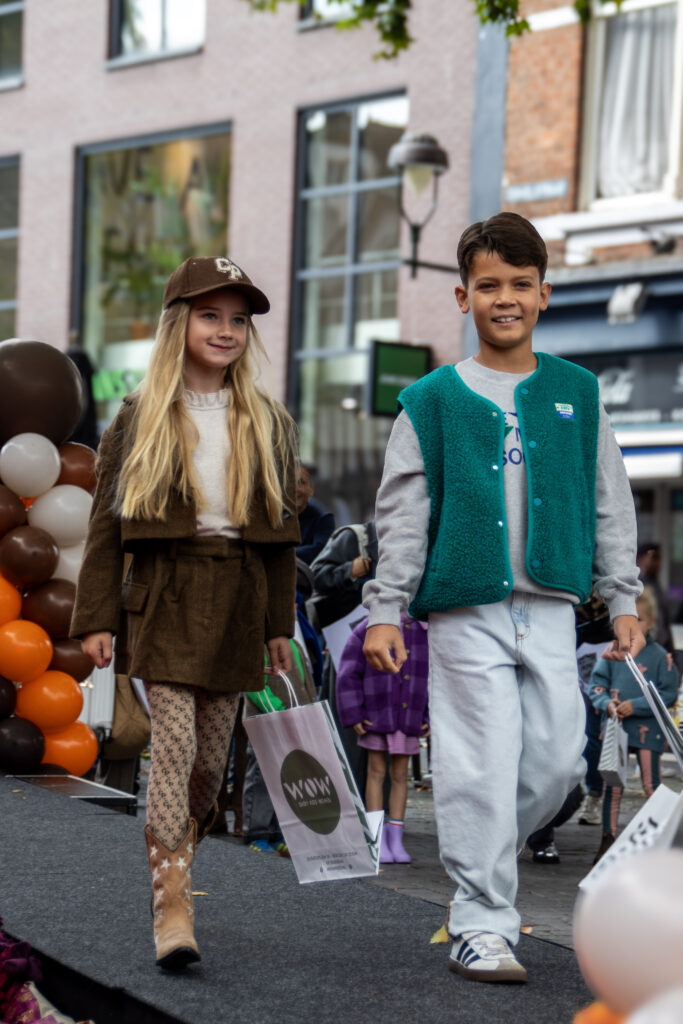Kindermodeshow op straat voor winkel - Bergen op Zoom