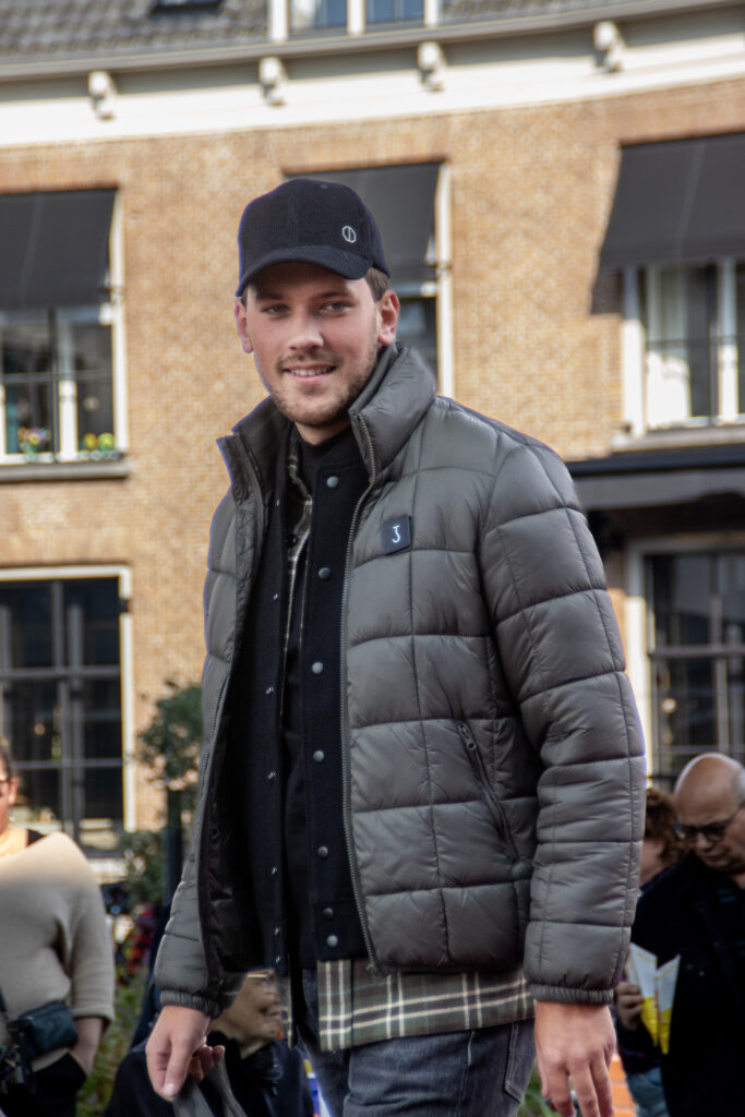 Jongeman in winterkleding wandelt door straat - Bergen op Zoom