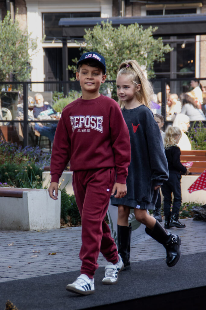Twee kinderen lopen modeshow op straat - Bergen op Zoom