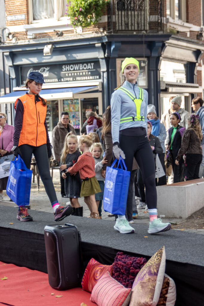 Twee vrouwen wandelen op straat met tassen - Bergen op Zoom