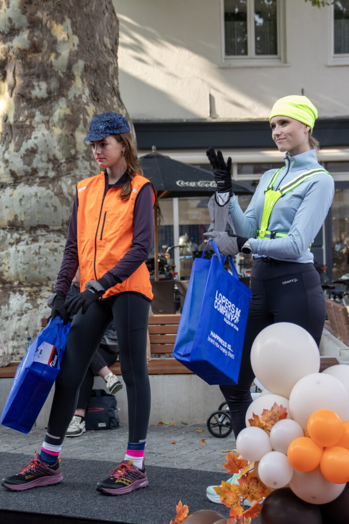 Twee vrouwen dragen sportkleding en tassen - Bergen op Zoom