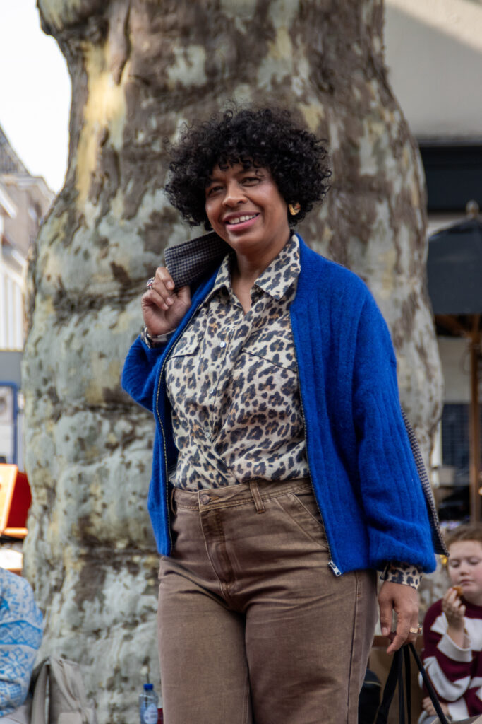 Vrouw geniet van dag in de stad - Bergen op Zoom