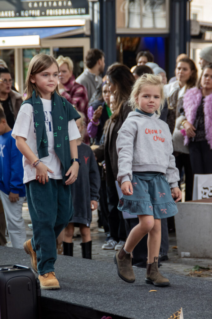 Twee kinderen op modeshow lopen - Bergen op Zoom