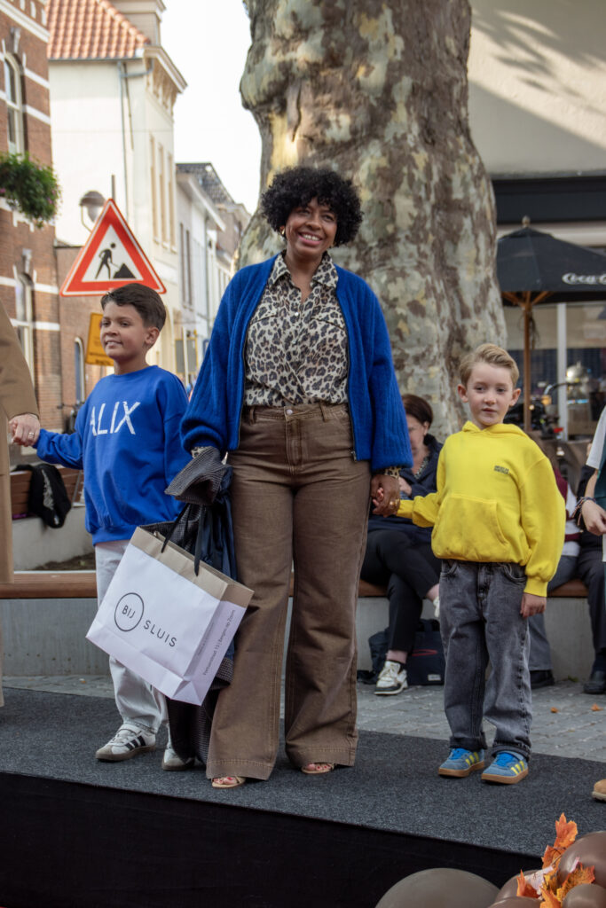Mensen winkelen en wandelen op straat - Bergen op Zoom