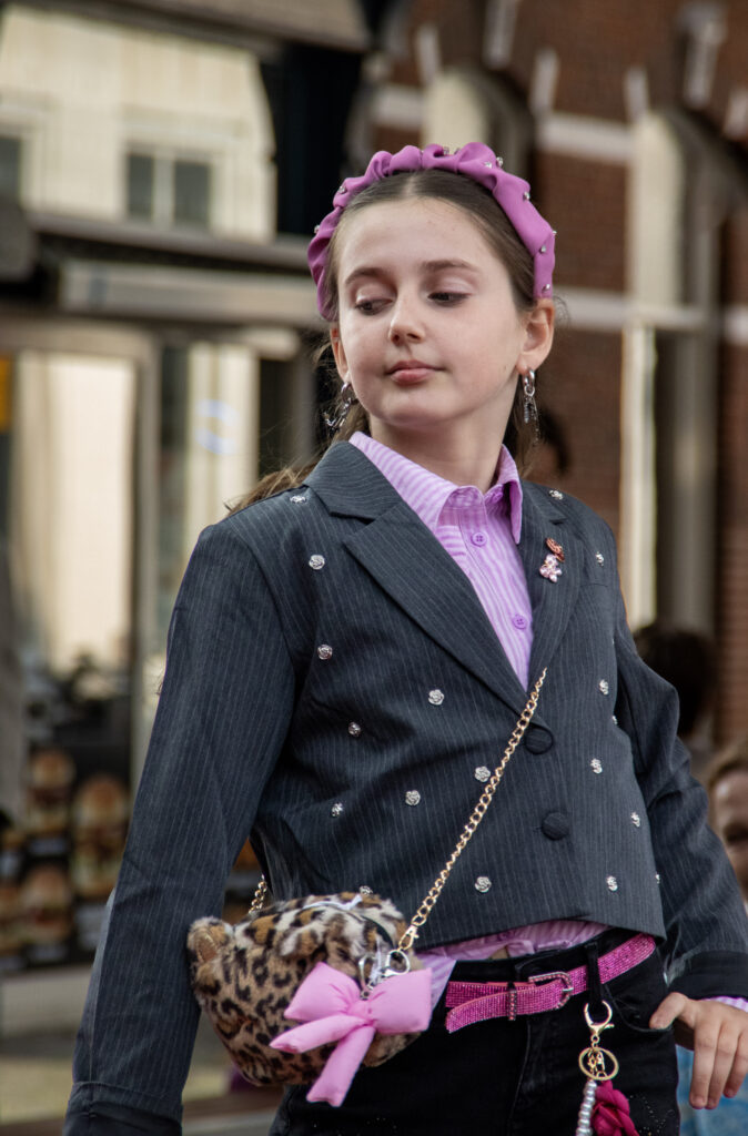 Mode meisje met roze accessoires - Bergen op Zoom