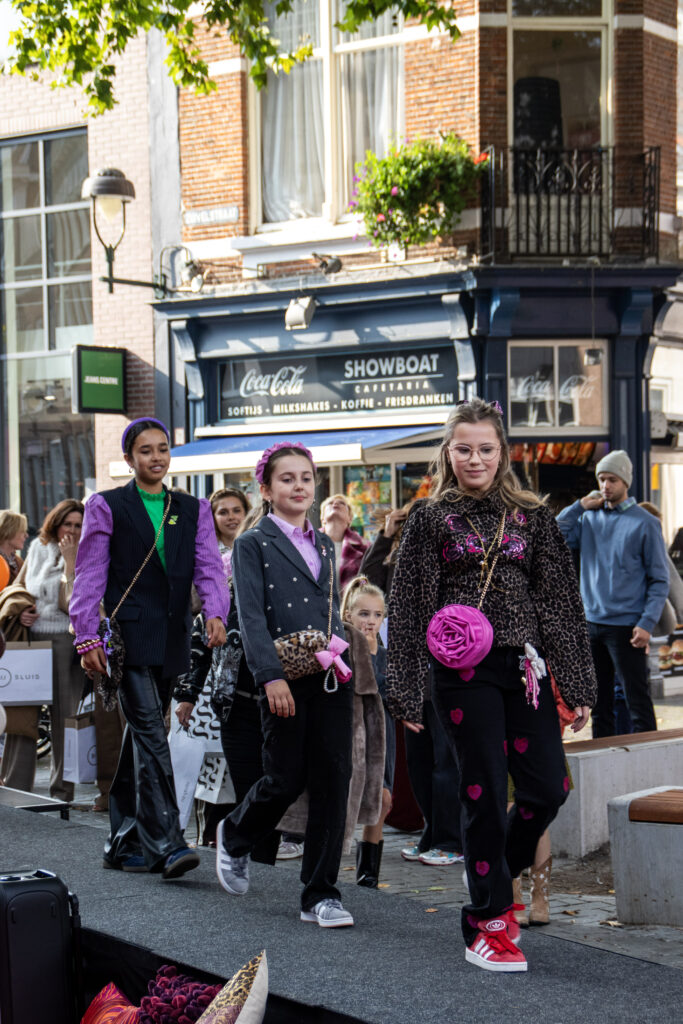 Mode-evenement op straat met jongvolwassenen - Bergen op Zoom