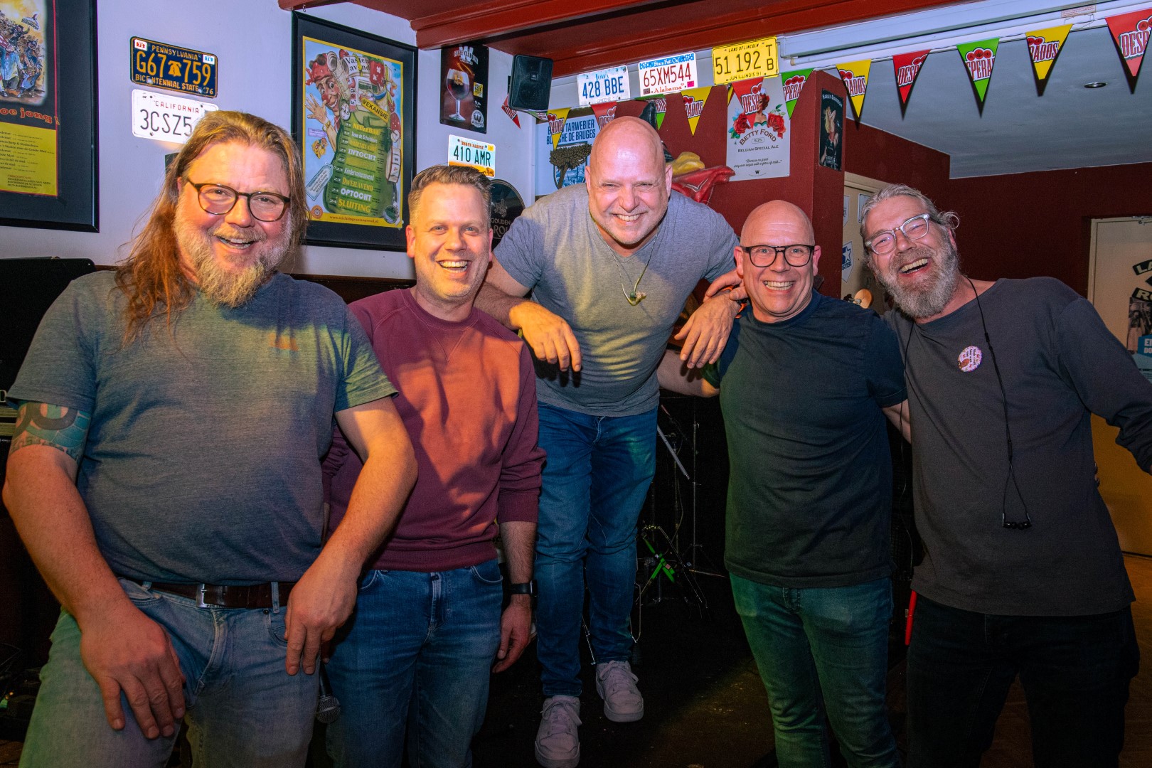 Groep lachende mannen in gezellige kroeg - Bergen op Zoom