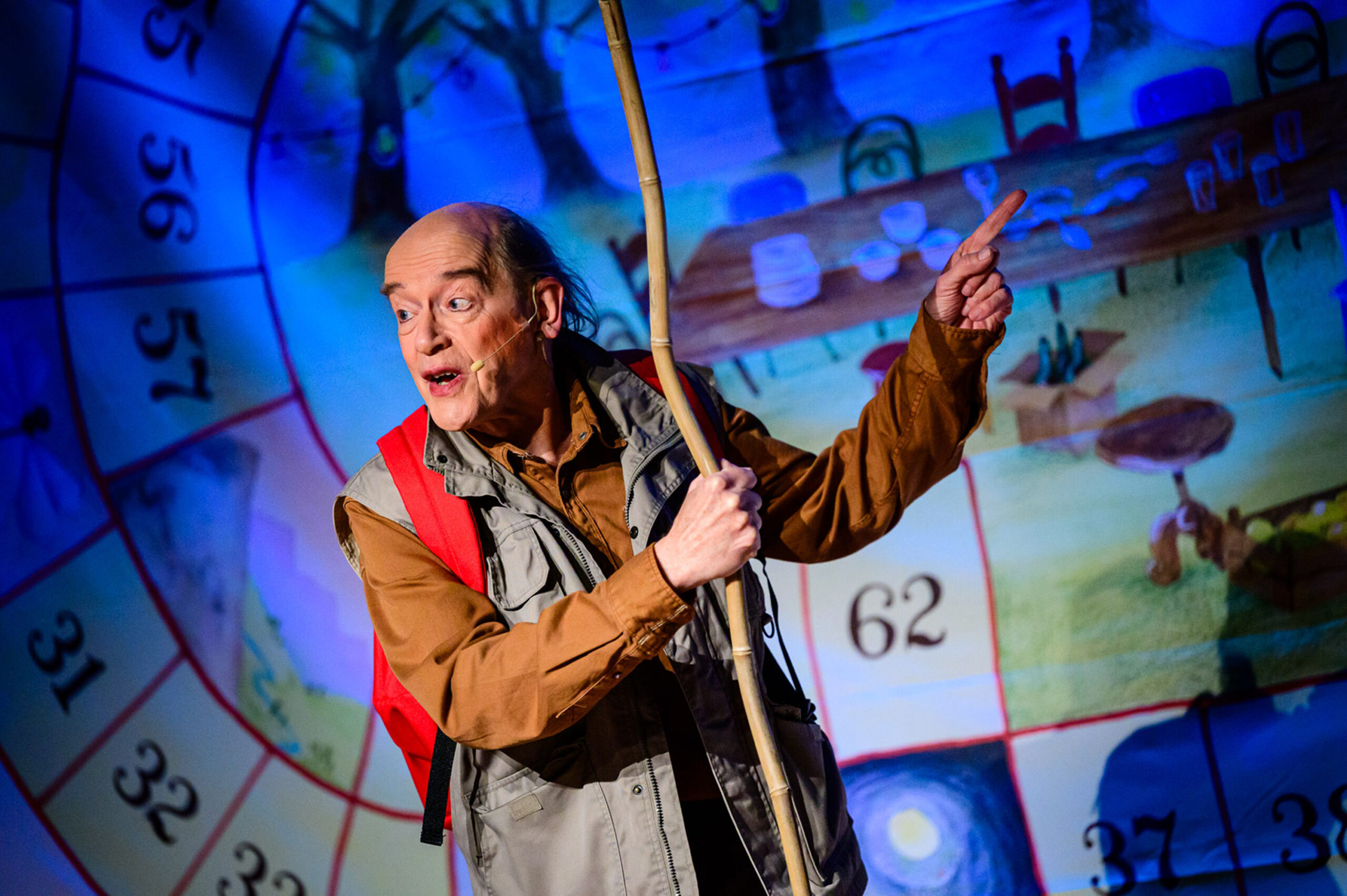 Man met wandelstok vertelt een verhaal - Bergen op Zoom