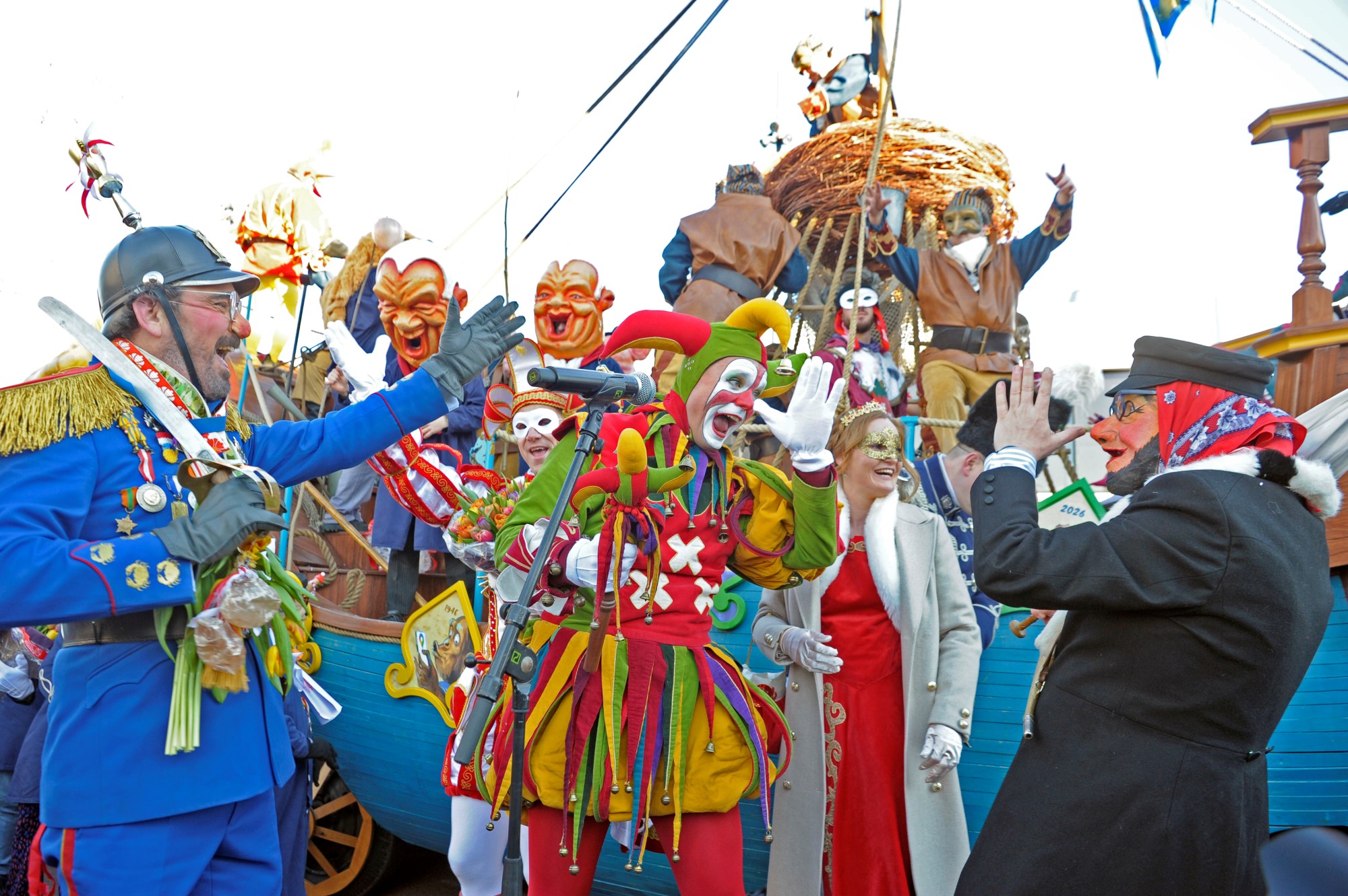 Carnavalsviering met vrolijke kostuums en praalwagen - Bergen op Zoom