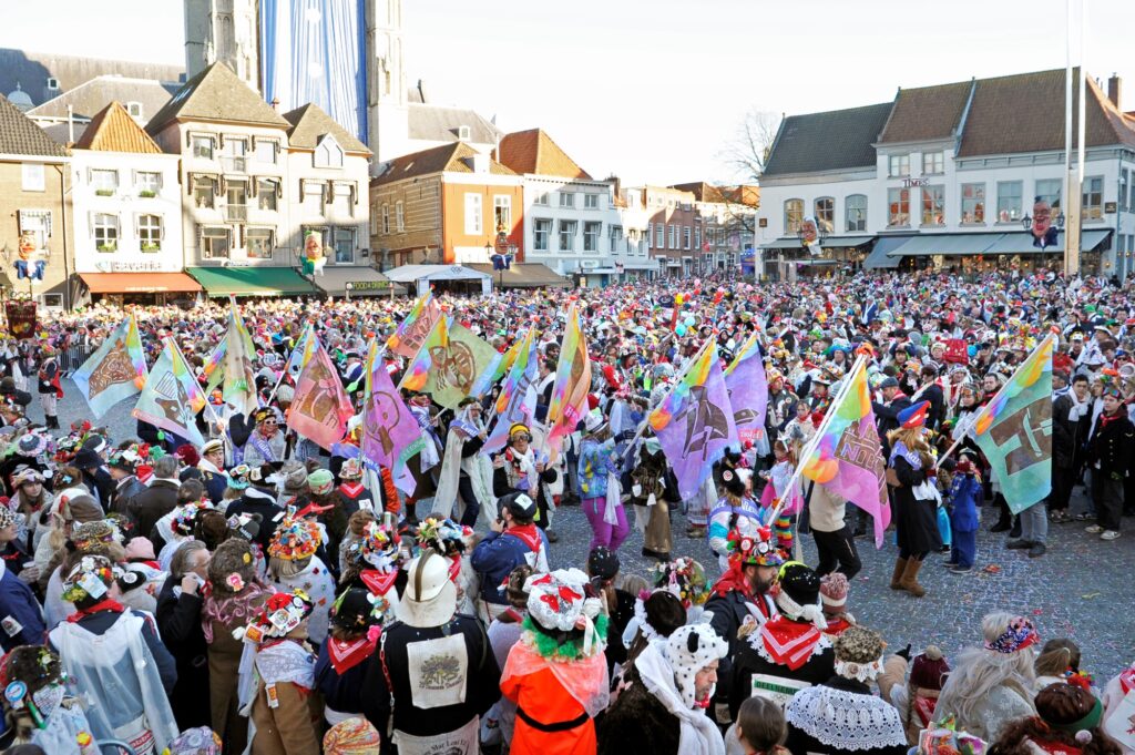 Carnavalsviering met kleurrijke kostuums en vlaggen - Bergen op Zoom