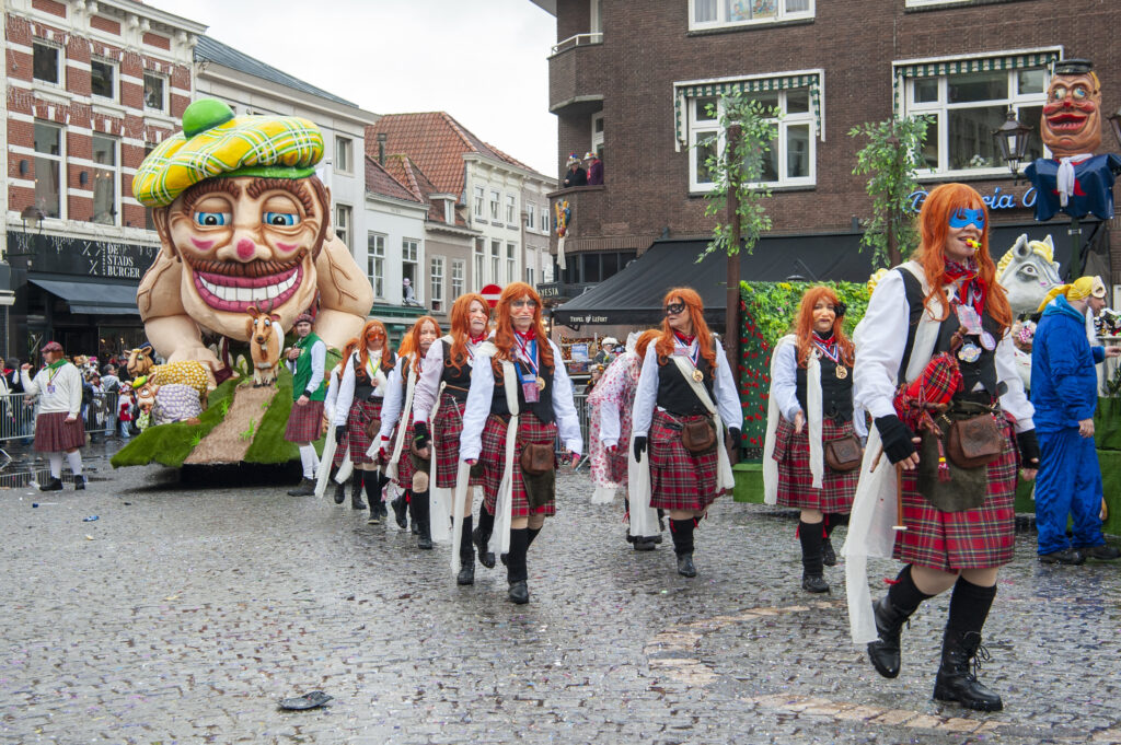 Carnavalsviering met kleurrijke kostuums en praalwagens - Bergen op Zoom