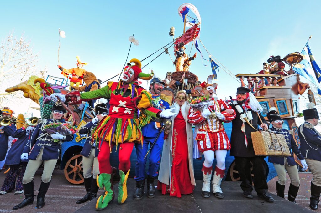 Carnavalsviering met kleurrijke kostuums - Bergen op Zoom