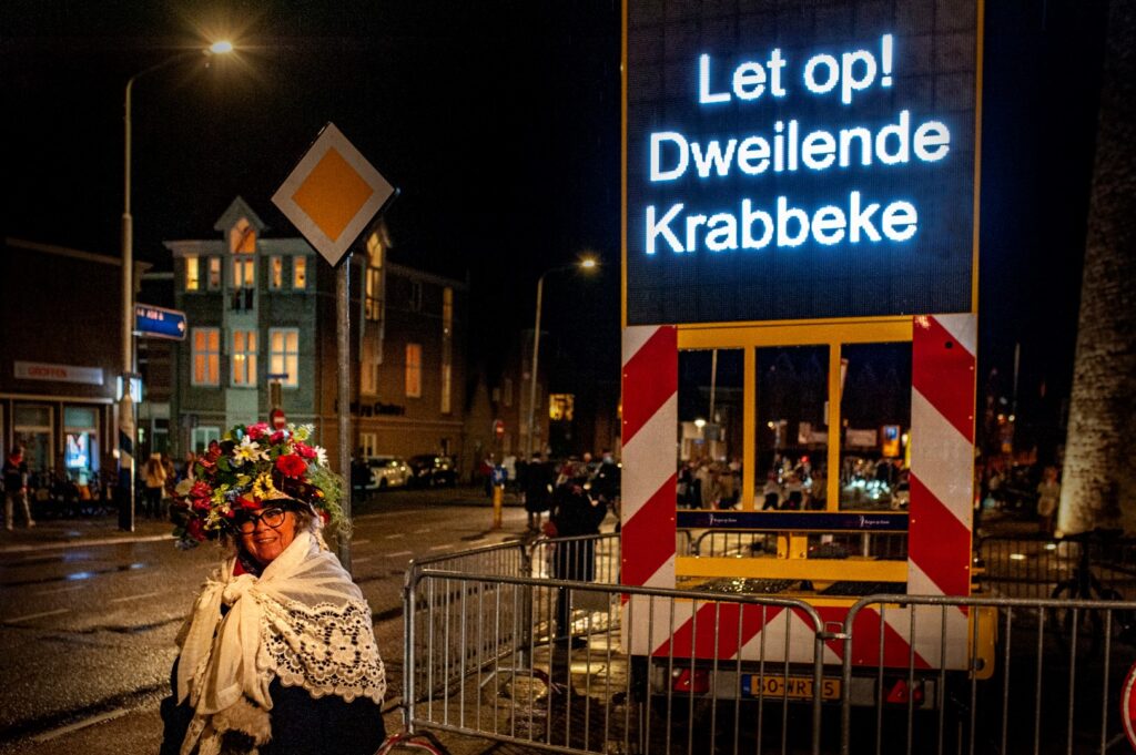 Carnavalsviering op straat met verkeersbord - Bergen op Zoom