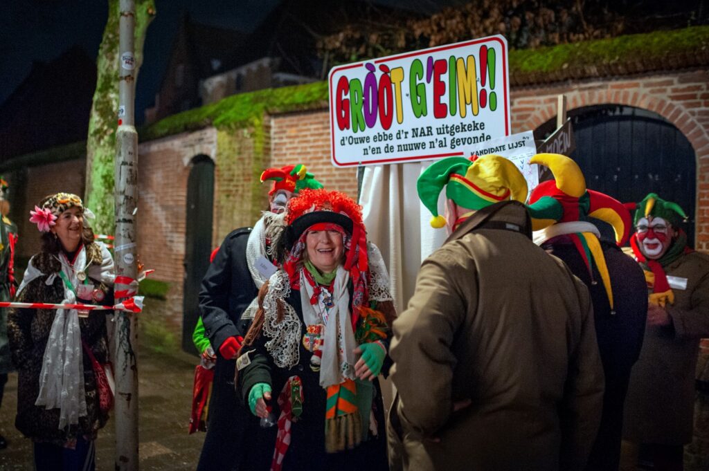 Carnavalsvierders in kleurrijke kostuums - Bergen op Zoom