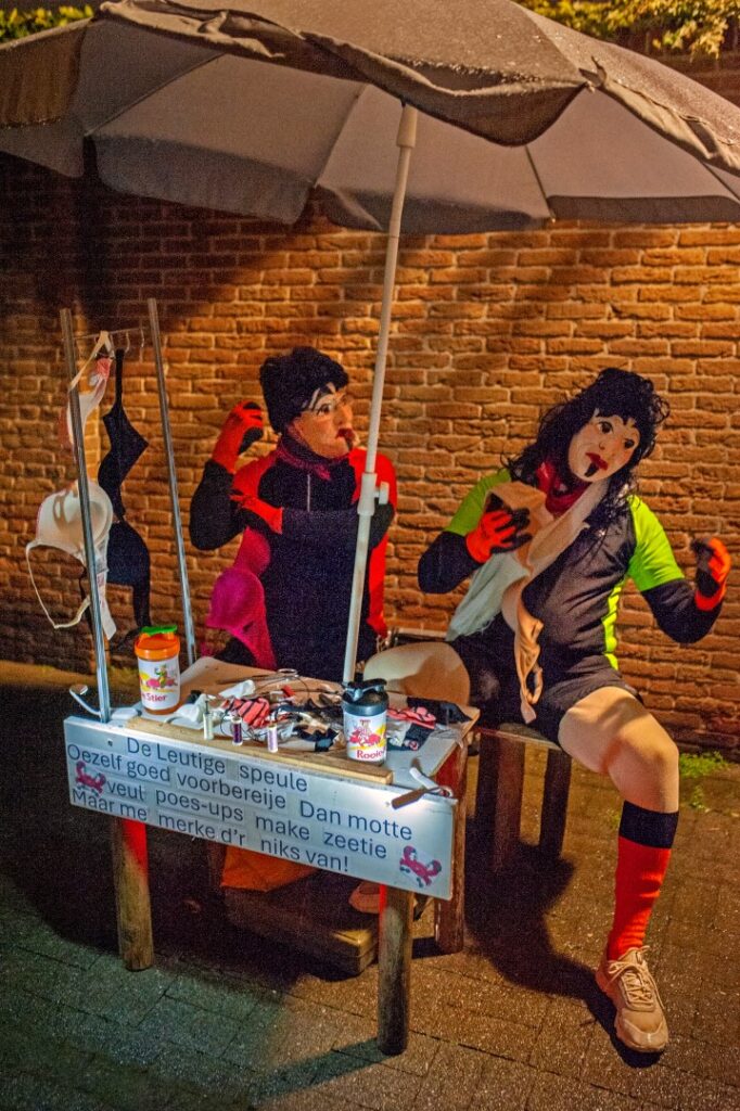 Carnavalsvierders in kleurrijke kostuums tijdens evenement - Bergen op Zoom