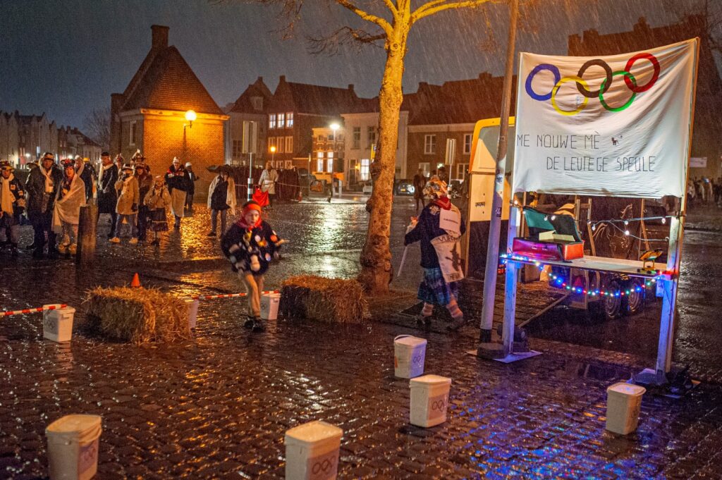 Kinderspelen bij avond op stadsplein - Bergen op Zoom