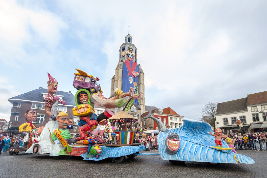 Vrolijke carnavalsoptocht op stadsplein - Bergen op Zoom
