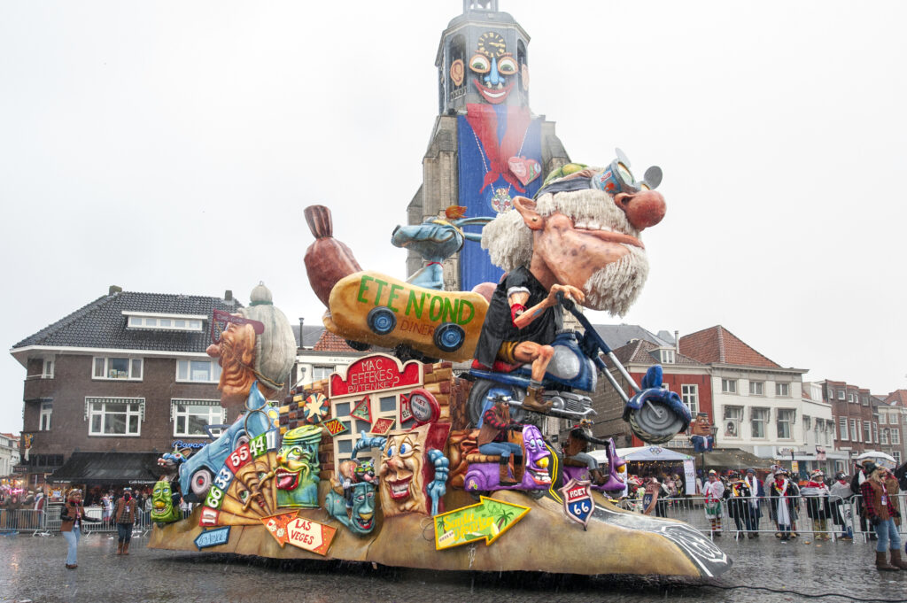 Carnavalsoptocht met kleurrijke praalwagen - Bergen op Zoom