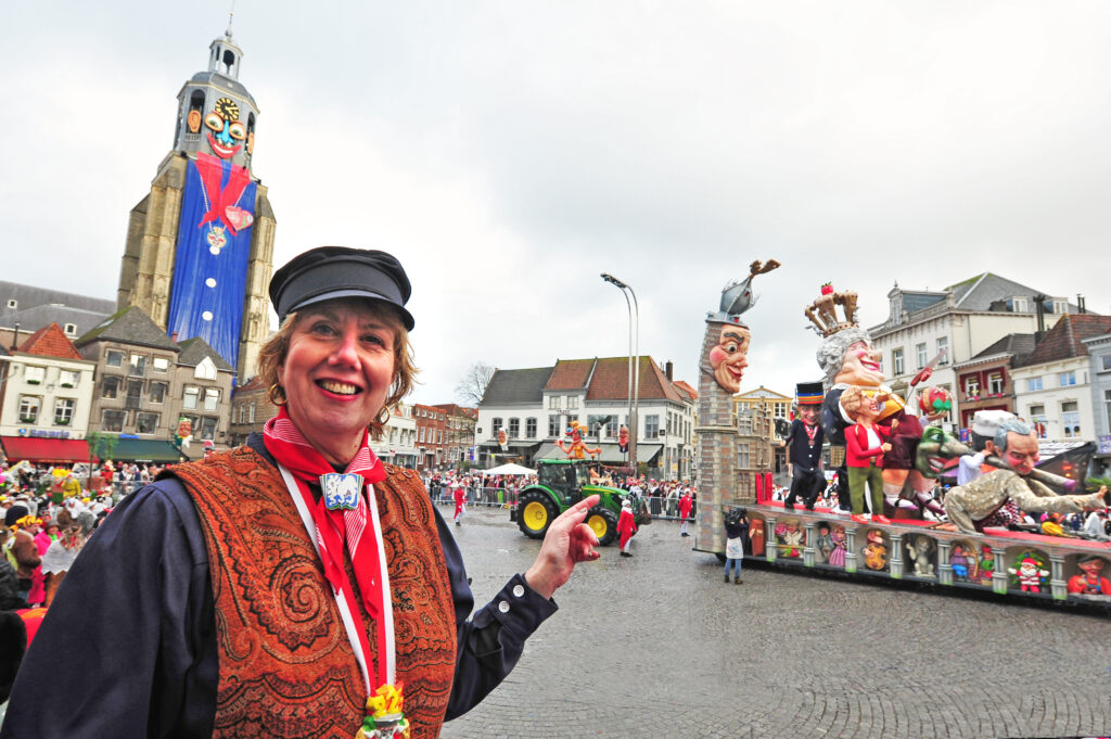 Carnavalsviering op plein met vrolijke optocht - Bergen op Zoom