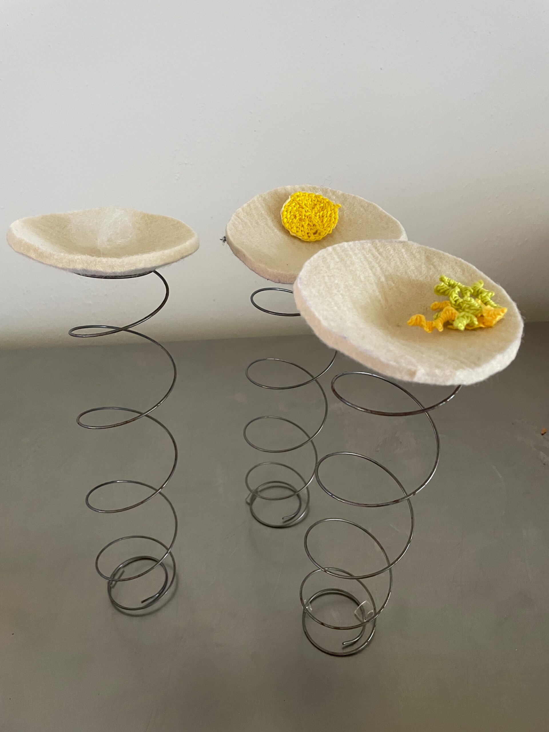 Kunstinstallatie met delicate keramische borden - Bergen op Zoom