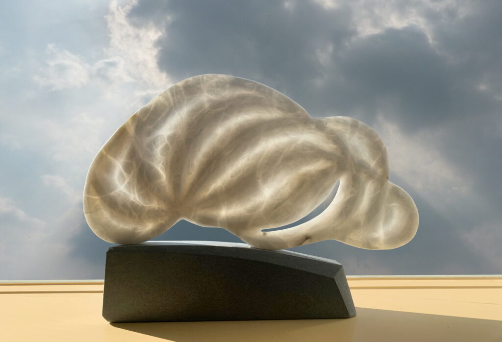 Glazen sculptuur met wolken en zonlicht - Bergen op Zoom