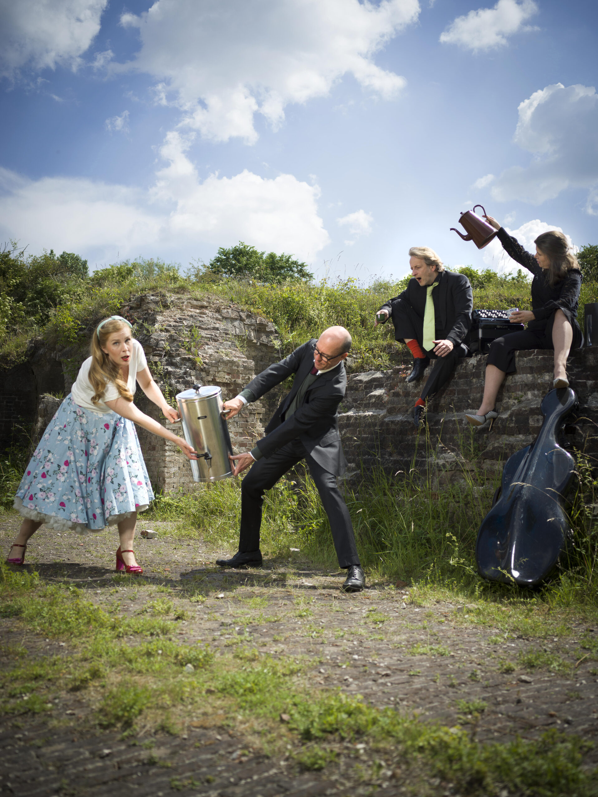 Groep mensen met muziekinstrumenten in natuur - Bergen op Zoom
